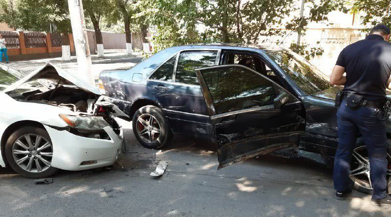 В Измаиле на нерегулируемом перекрестке столкнулись Toyota Camry и Mercedes-Benz