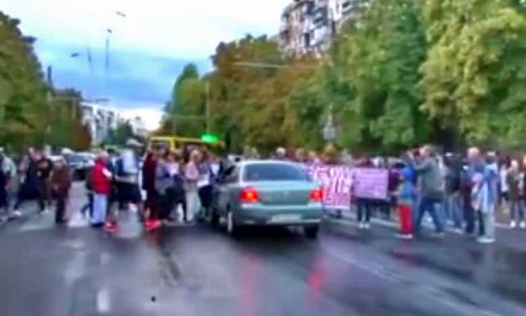 В Одессе автомобиль таранил протестующих. Два человека в больнице (видео)