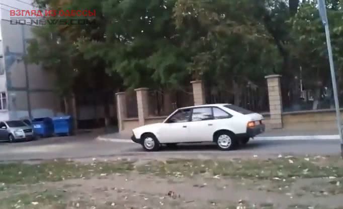 Возле одесской школы убедительно просят установить шлагбаум