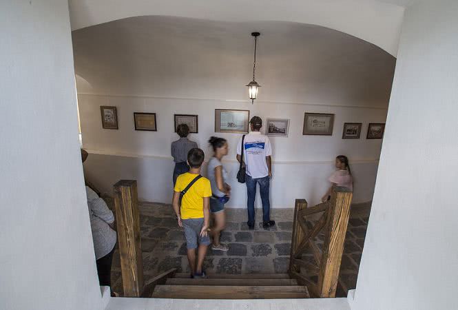 Под знаменитой одесской колоннадой открыта уникальная выставка (фото)