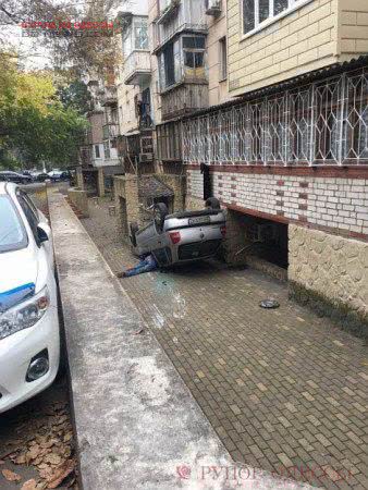 В Одессе водитель экстремально припарковался