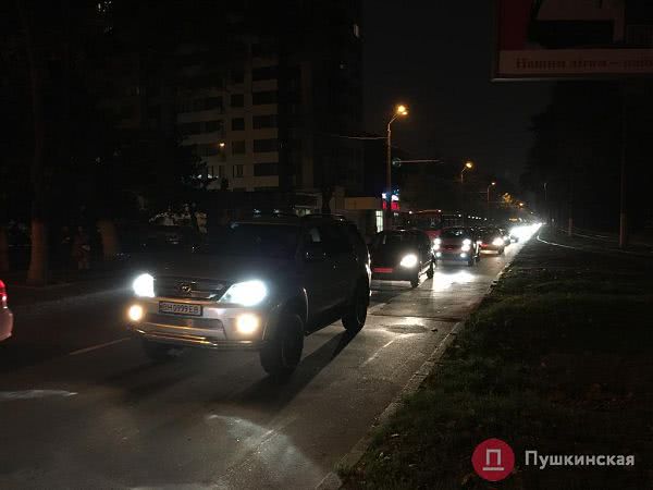 В Одессе объезжавший пробку киевлянин застрял на рельсах и парализовал движение трамваев. Видео, фото