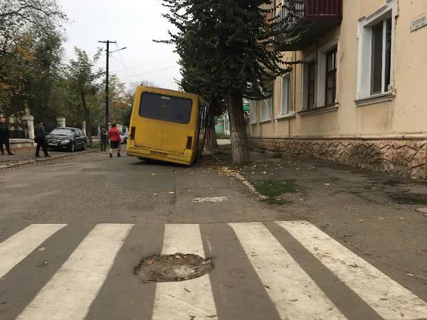 В Аккермане маршрутка с людьми провалилась в дыру на дороге