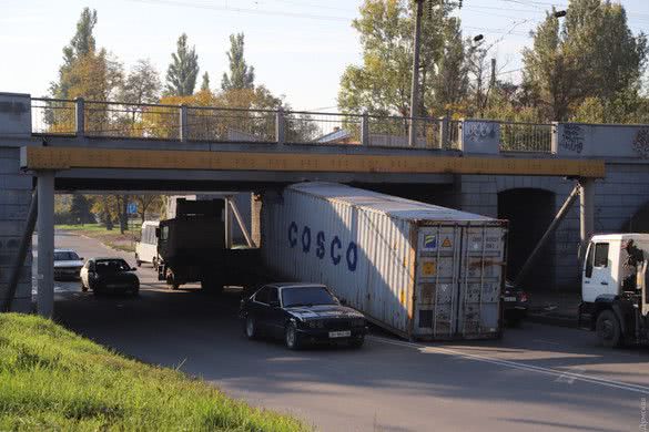 Не вписался: в Одессе очередная фура лишилась груза, пытаясь проехать под мостом (ФОТО, ВИДЕО)