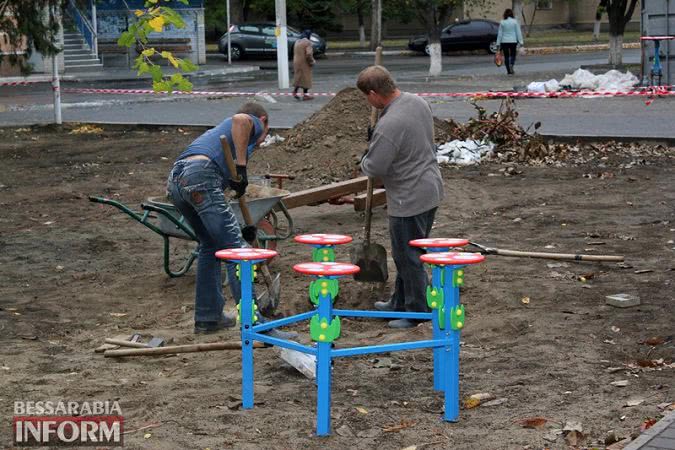 В Измаиле возле Пенсионного фонда воздвигли "Крепость" - идет установка нового игрового комплекса