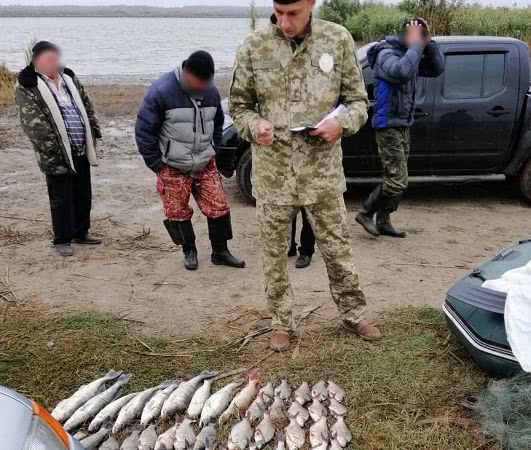 Одесская область: правоохранители на озере Катлабух задержали браконьеров с незаконным уловом (фото)