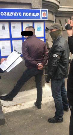 В Одессе с поличным задержали полицейских: они получили 5 тысяч долларов взятки