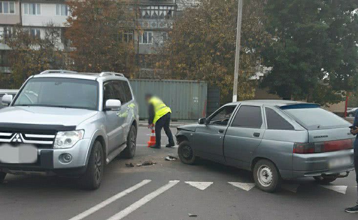 В Измаиле 20-летний водитель на LADA протаранил Mitsubishi Pajero