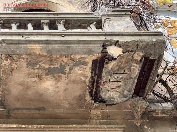 В центре Одессы с фасада памятника архитектуры отлетают бетонные куски