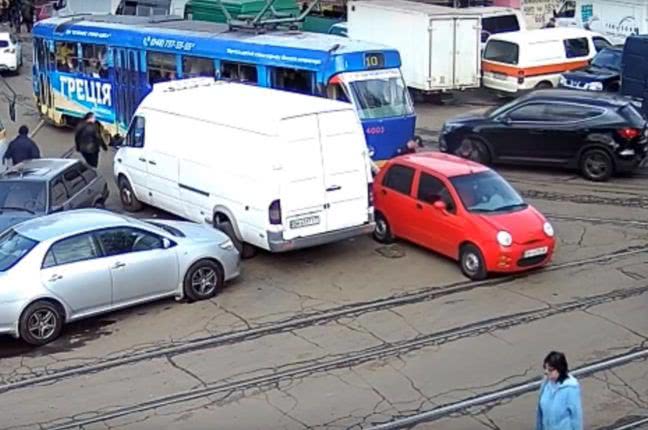 Передвигали 7 раз: в Одессе автоледи на два часа заблокировала движение трамваев (ВИДЕО)