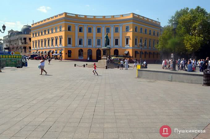 Одесская мэрия не нашла подрядчика, который смог бы поменять гранитную плитку на Приморском бульваре. Фото