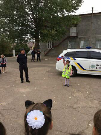 Патрульные полицейские Измаила обучают детей безопасному поведению на дороге