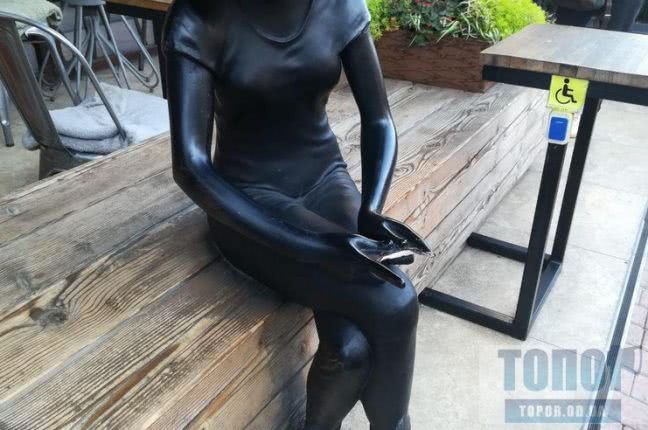 Скульптура «Поколение Instagram» в центре Одессы пострадала от вандалов (ФОТО)