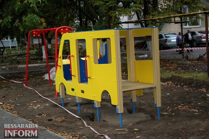 В Измаиле возле Пенсионного фонда воздвигли "Крепость" - идет установка нового игрового комплекса