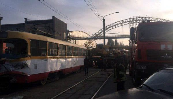 В Одессе строительный кран врезался в трамвай (фото)