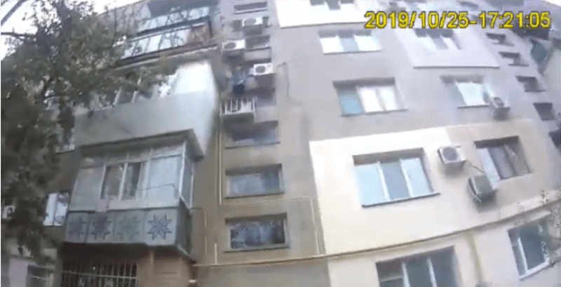В Измаиле патрульные спасли от падения с четвертого этажа пожилую женщину