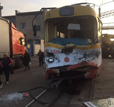 В Одесі автокран врізався в трамвай з пасажирами