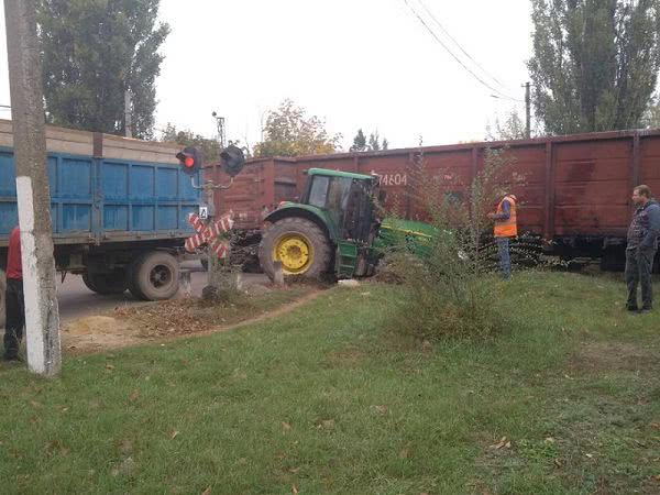 В Арцизе на переезде столкнулся трактор с поездом