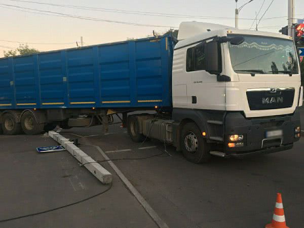 Не рассчитал габариты: в Измаиле фура завалила электроопору и светофор