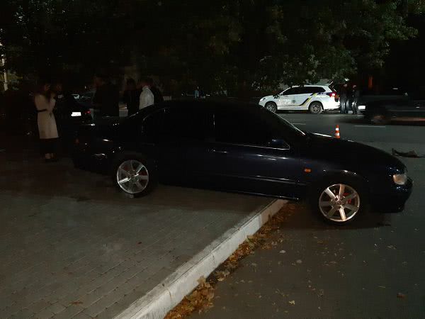 Ночное ДТП в Измаиле: на проспекте Суворова Nissan и KIA после столкновения оказались на тротуаре