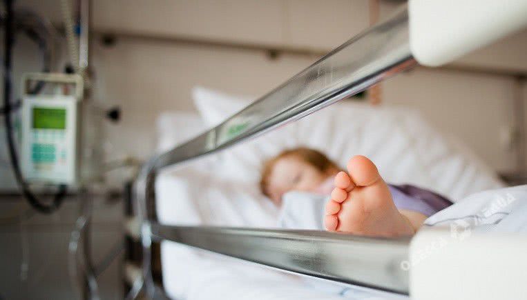 В Одесской области уволили медсестру, которая присматривала за выпрыгнувшими из окна детьми
