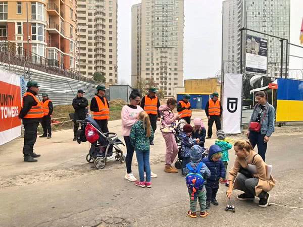Одесские мамы с детьми блокируют стройку в Аркадии. Они требуют у властей детский садик и школу вместо высоток