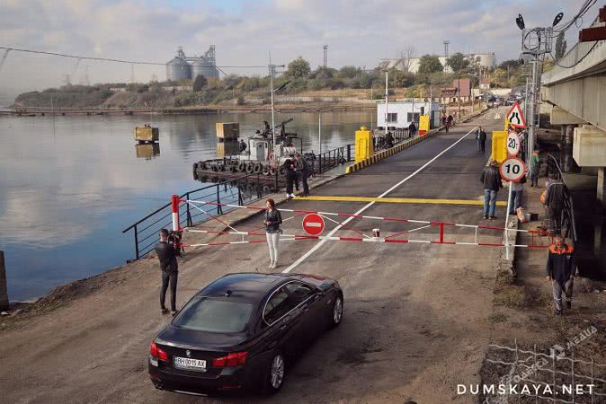 На открытии понтонной переправы собрались сотни автомобилей