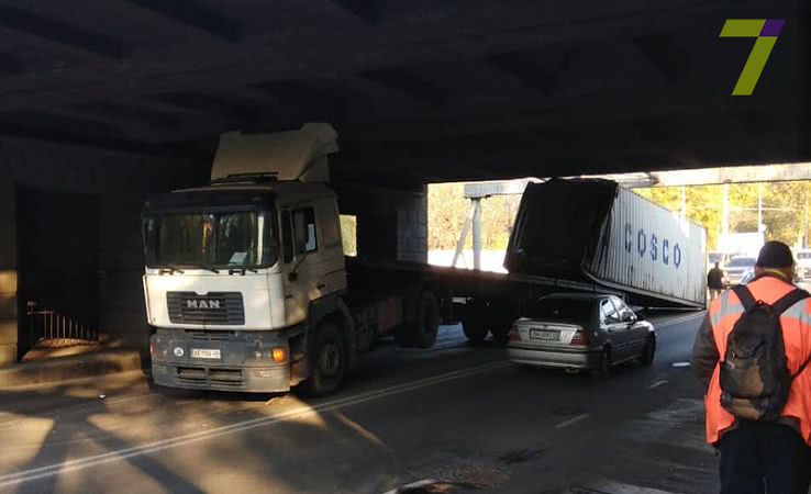 Фура застряла под мостом в районе Красного креста (фото)