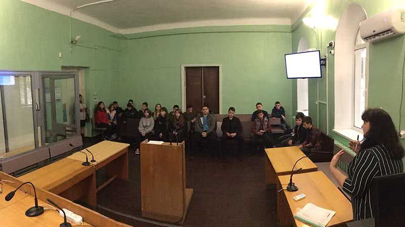 Болградский суд открыл двери для школьников