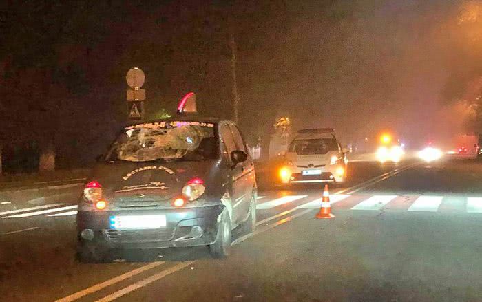 Автомобиль доставки пиццы сбил мужчину на пешеходном переходе с подсветкой на Фонтане