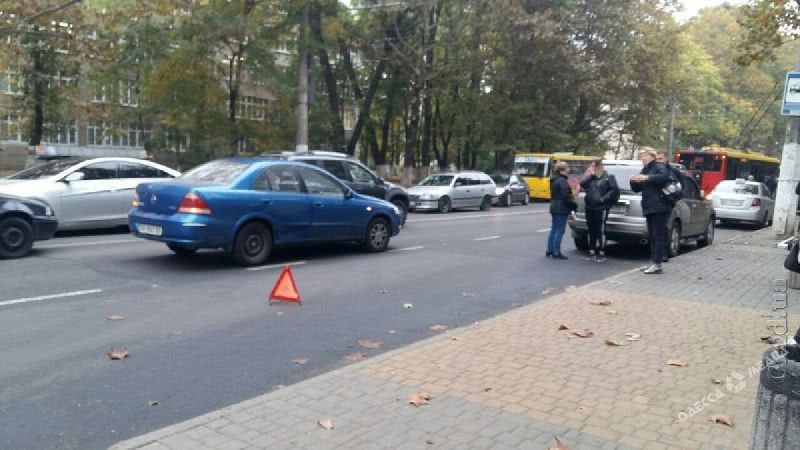 В Одессе под колеса иномарки попал школьник, ребенка забрала скорая (фото)