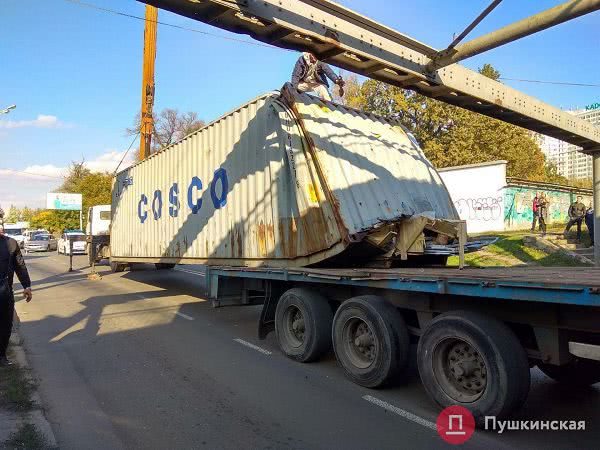 В Одессе на Водопроводной ограничили движение из-за фуры, которая застряла под мостом. Фото, видео