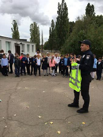 Патрульные полицейские Измаила обучают детей безопасному поведению на дороге