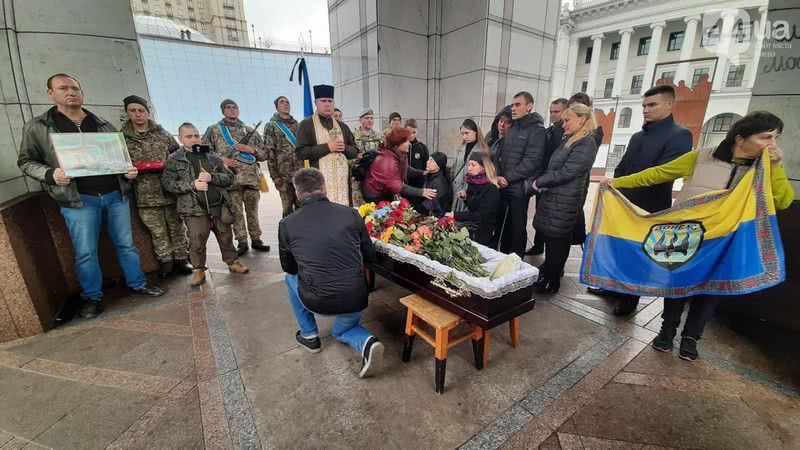 Атошника взорвавшего себя и охранника бара «Пророк» похоронили с почестями