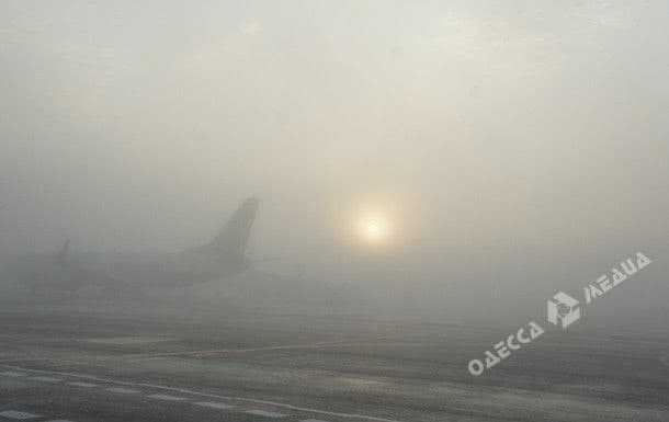 Густой туман частично парализовал работу аэропорта в Одессе