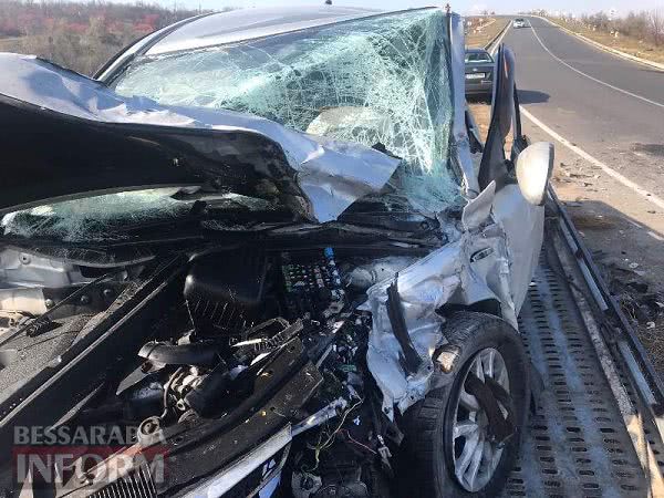 На трассе Одесса-Рени гражданин Болгарии за рулем Hyundai на крутом повороте залетел под фуру