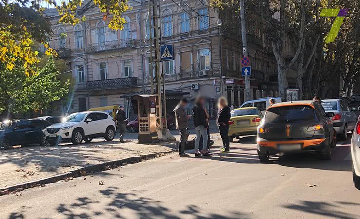 В центре Одессы произошло ДТП с участием мопеда (фото)