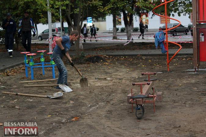 В Измаиле возле Пенсионного фонда воздвигли "Крепость" - идет установка нового игрового комплекса