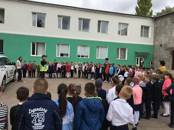 Патрульные полицейские Измаила обучают детей безопасному поведению на дороге