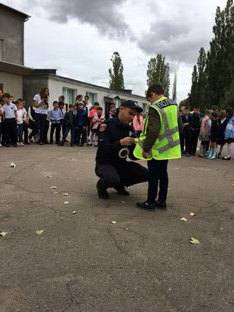 Патрульные полицейские Измаила обучают детей безопасному поведению на дороге
