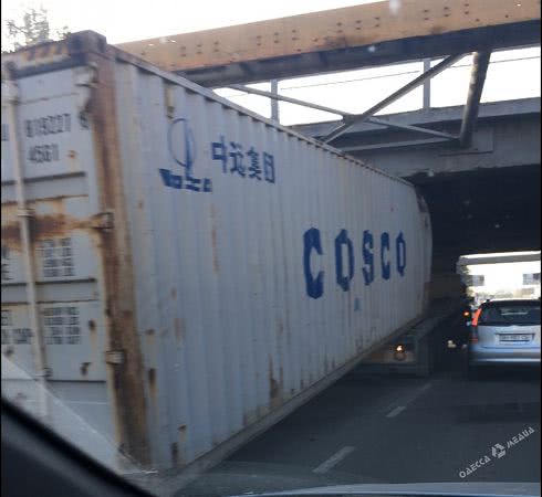 В районе Красного креста грузовик потерял контейнер под мостом (фото, видео)