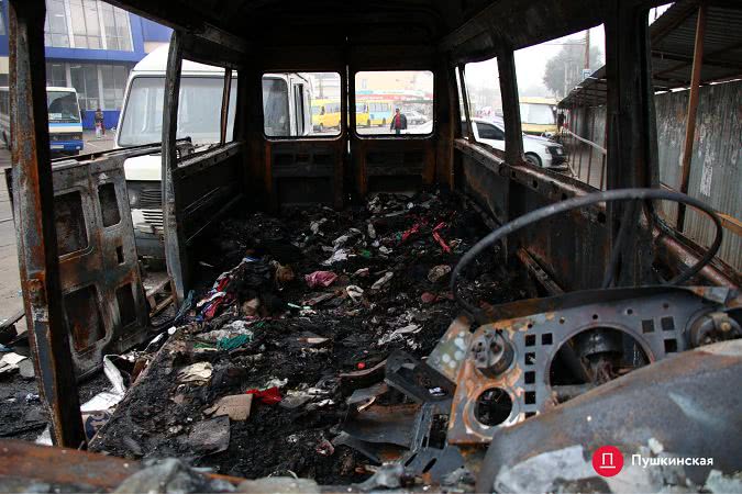 В Одессе загорелся микроавтобус, оставленный у Привоза
