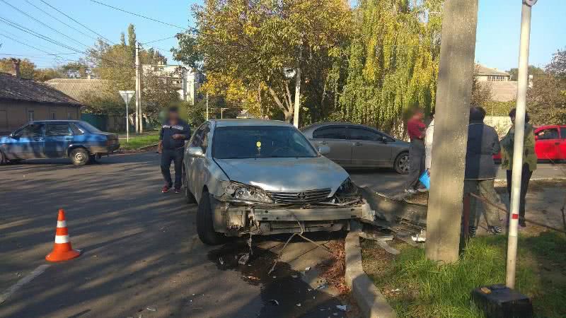 Авария на Горького в Измаиле — в результате столкновения двух авто легковой прицеп отбросило в стену дома