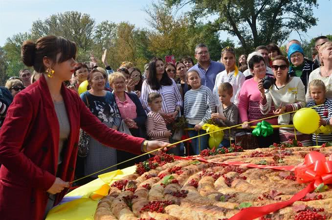 В Одесской области испекли самую большую вертуту Украины (фото)