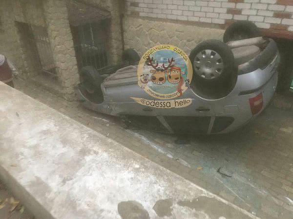 В Одессе упал через парапет и перевернулся автомобиль с ребенком. Фото