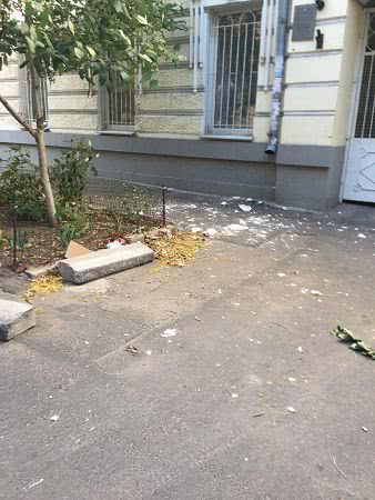 Рядом со школой в центре Одессы с памятника архитектуры упал кусок карниза. Фото
