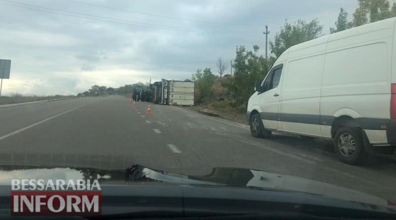 На трассе Одесса-Рени возле Татарбунар перевернулась фура