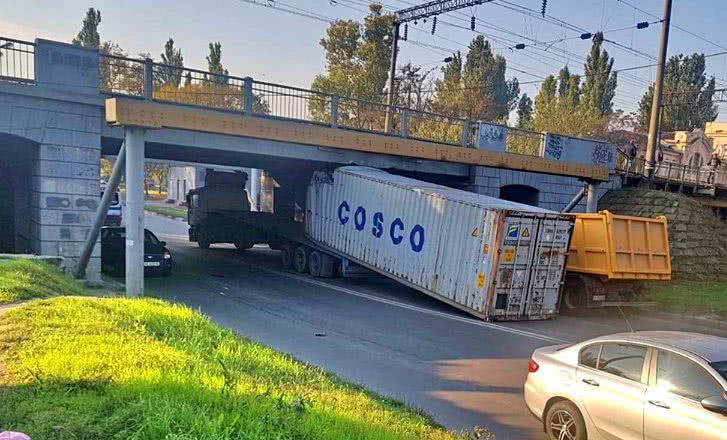На Люстдорфской дороге фура врезалась контейнером в мост