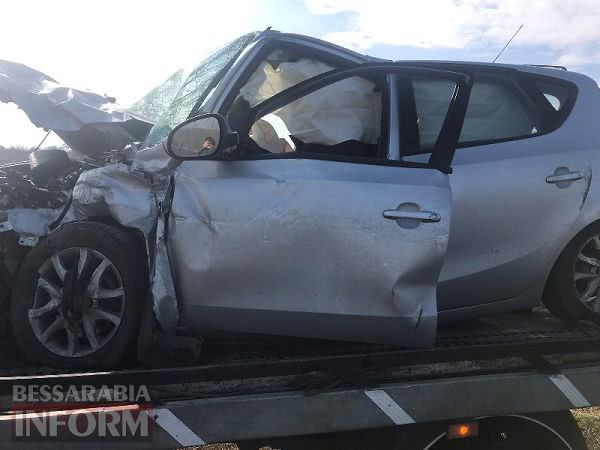 На трассе Одесса-Рени гражданин Болгарии за рулем Hyundai на крутом повороте залетел под фуру