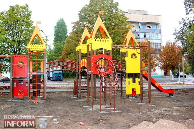 В Измаиле возле Пенсионного фонда воздвигли «Крепость» — идет установка нового игрового комплекса